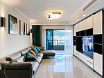 80平米现代简约风三室客厅装修效果图，照片墙创意设计图