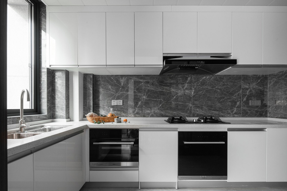 98平米现代简约风三室厨房装修效果图，橱柜创意设计图