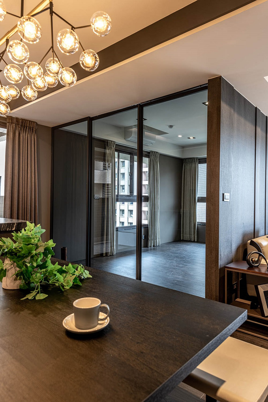 150平米现代简约风四室餐厅装修效果图，门窗创意设计图