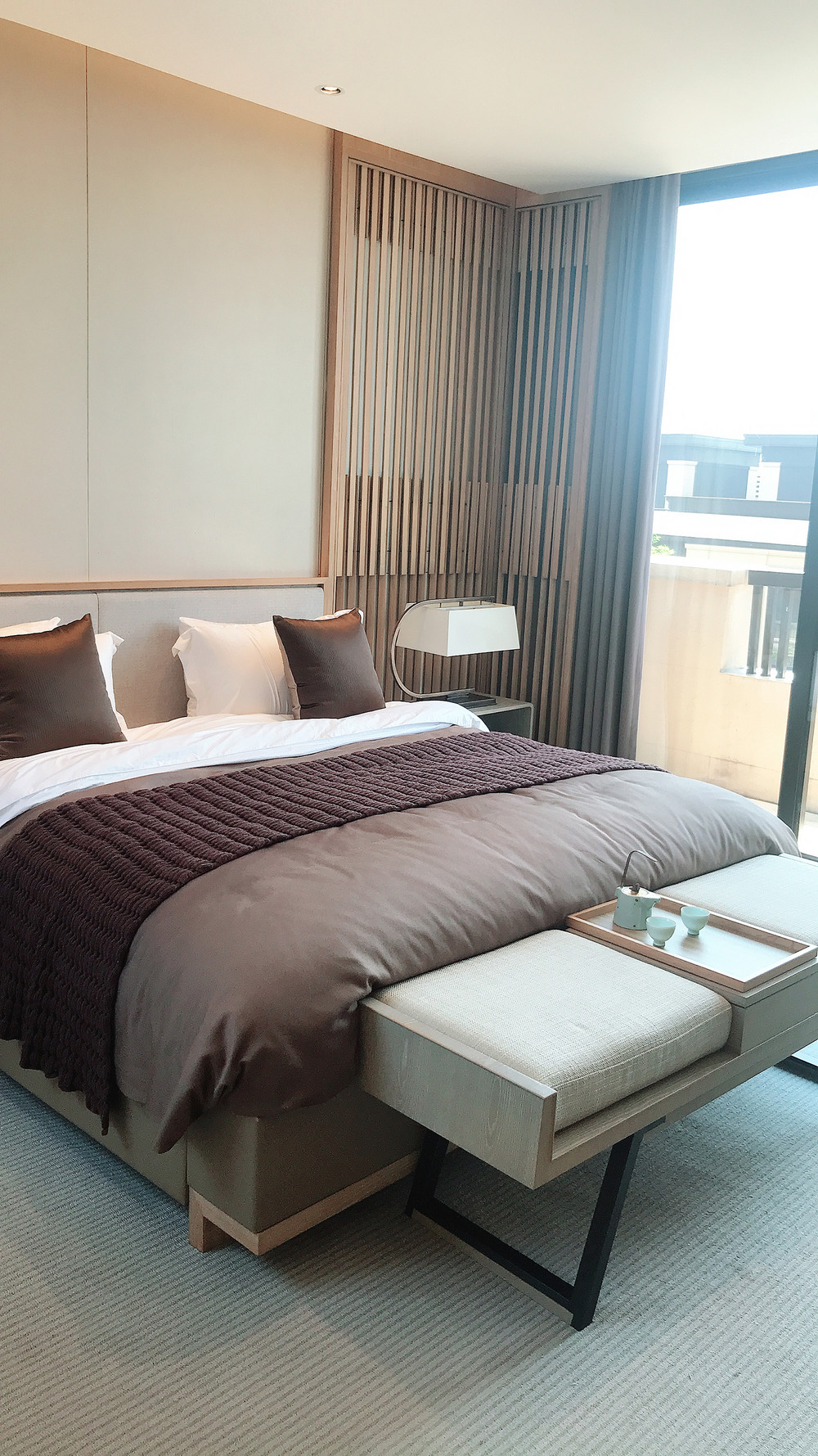 500平米新中式风格别墅卧室装修效果图，背景墙创意设计图