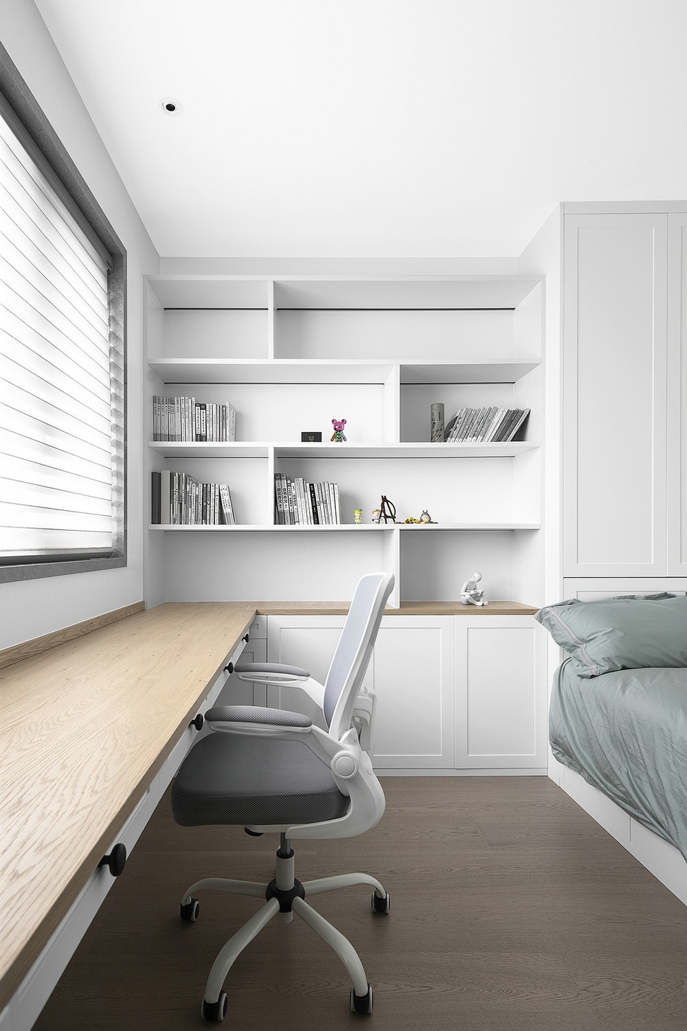 160平米现代简约风四室卧室装修效果图，书柜创意设计图