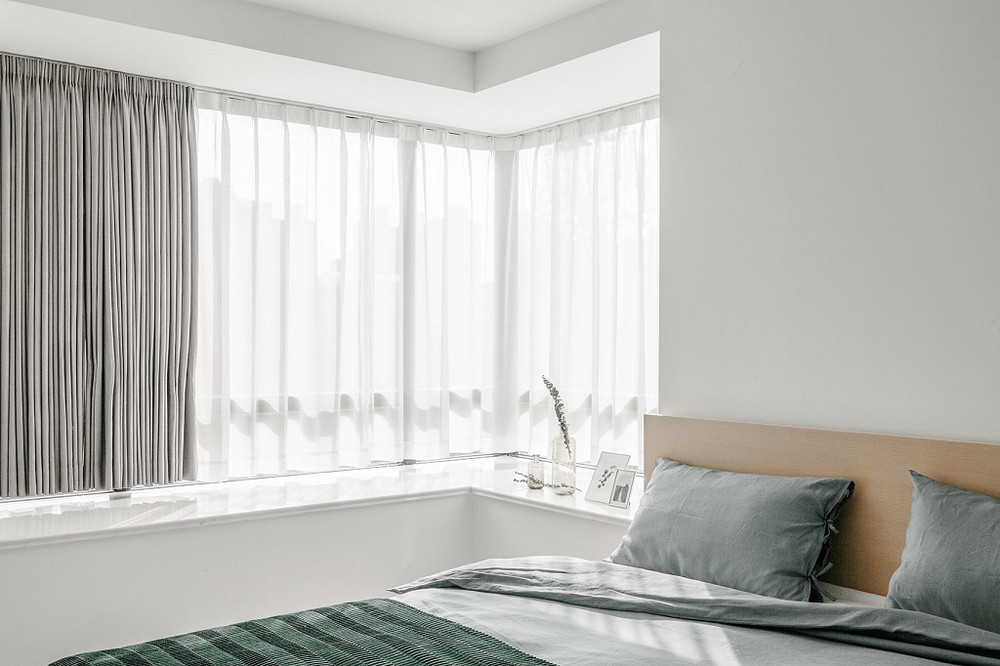 95平米现代简约风三室卧室装修效果图，飘窗创意设计图