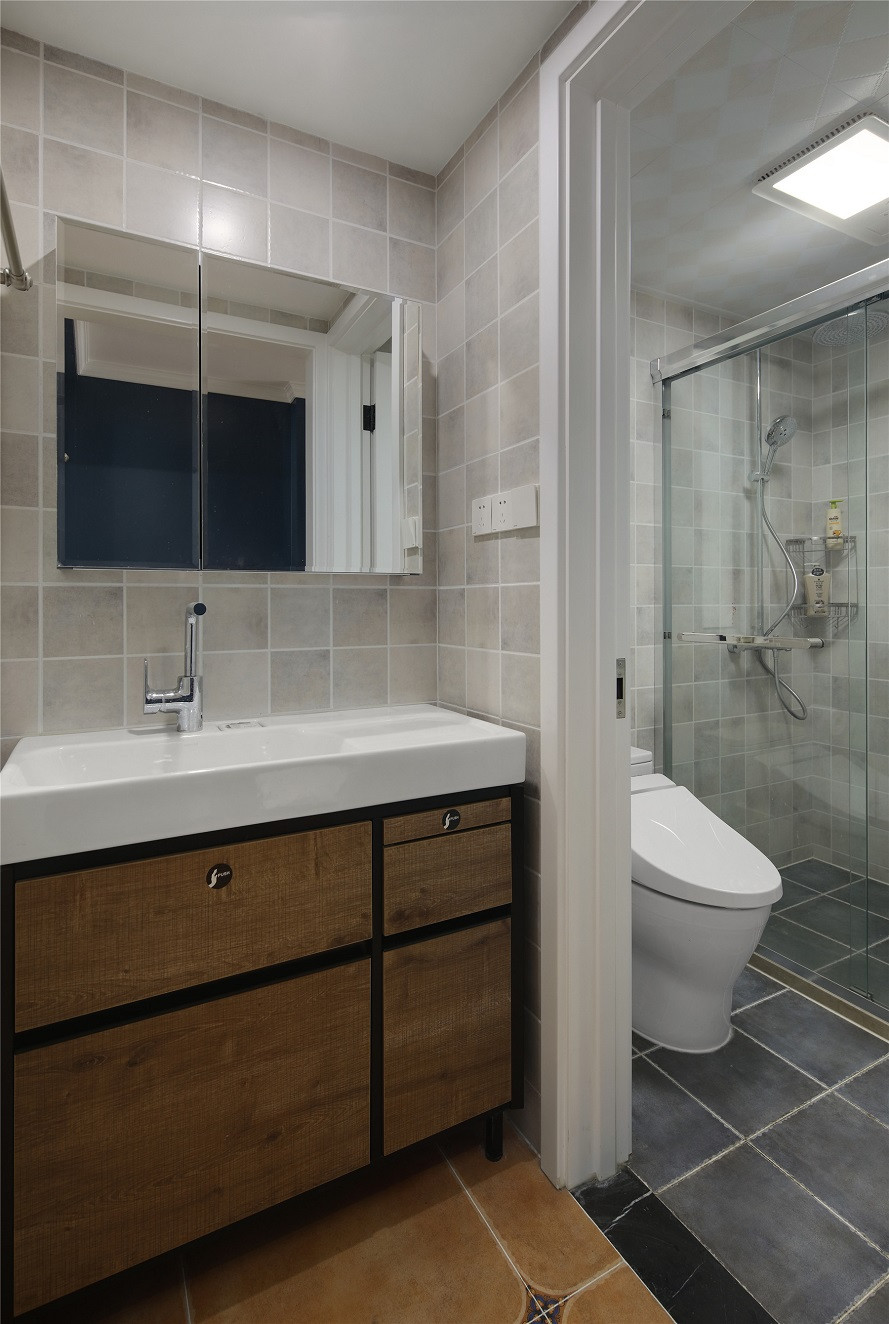 105平米美式风格三室卫生间装修效果图，隔断创意设计图