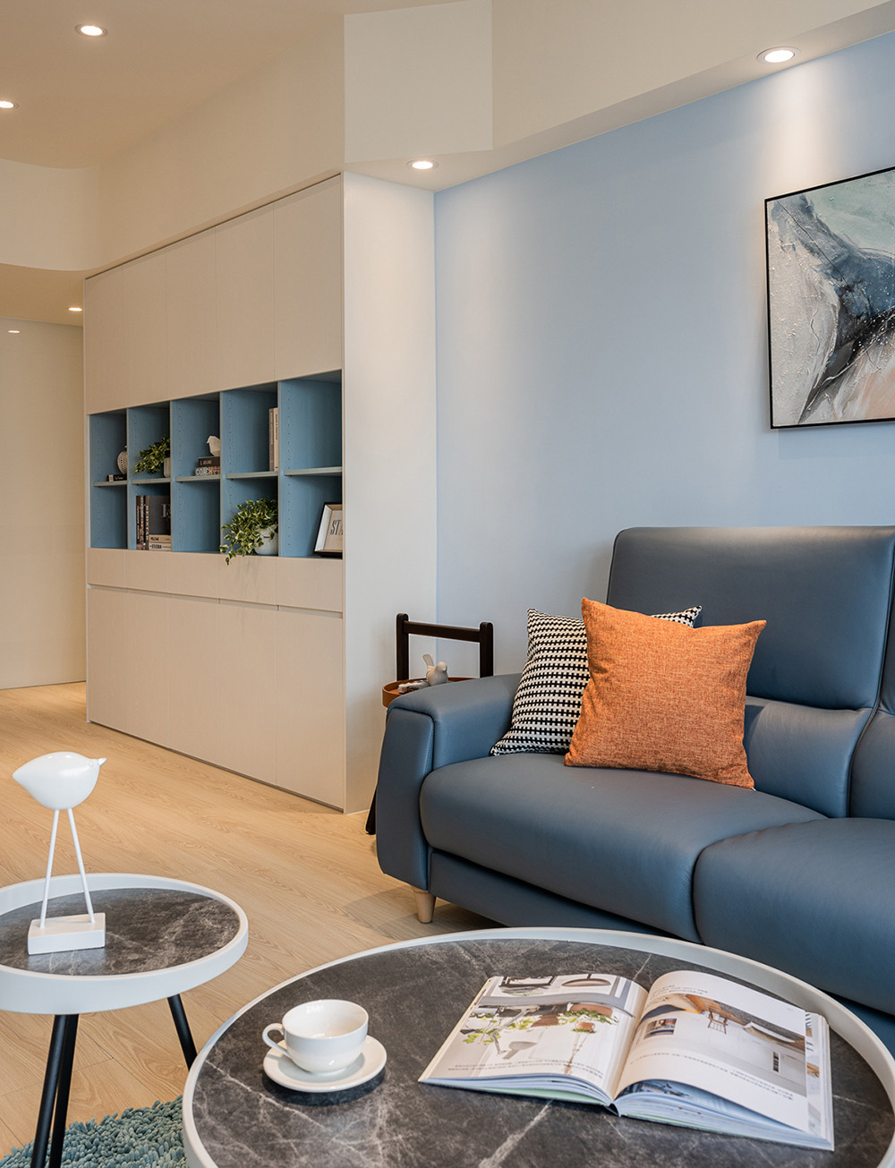 110平米现代简约风三室客厅装修效果图，沙发创意设计图