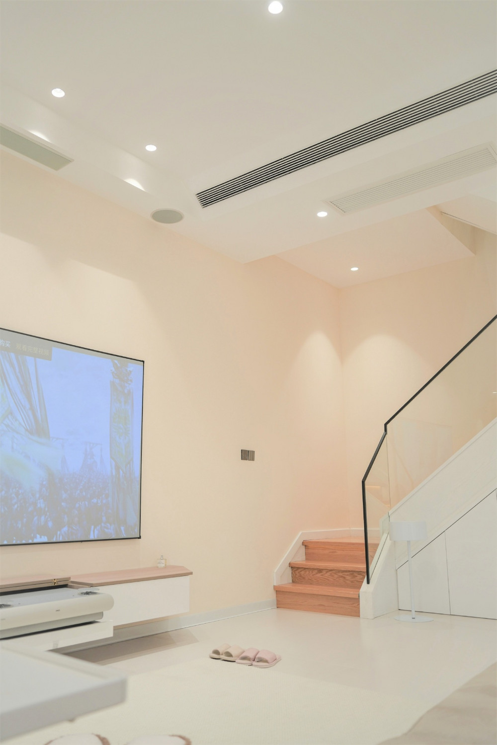 138平米现代简约风三室休闲室装修效果图，置物柜创意设计图