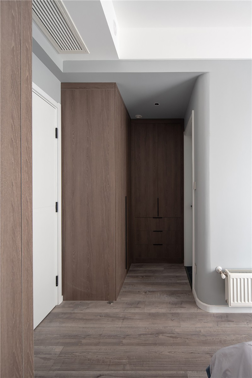 107平米现代简约风三室走廊装修效果图，门窗创意设计图