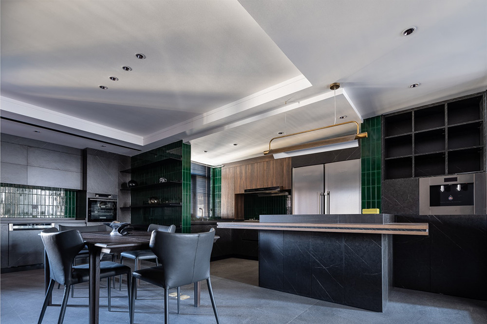 298平米轻奢风格五室厨房装修效果图，餐桌创意设计图