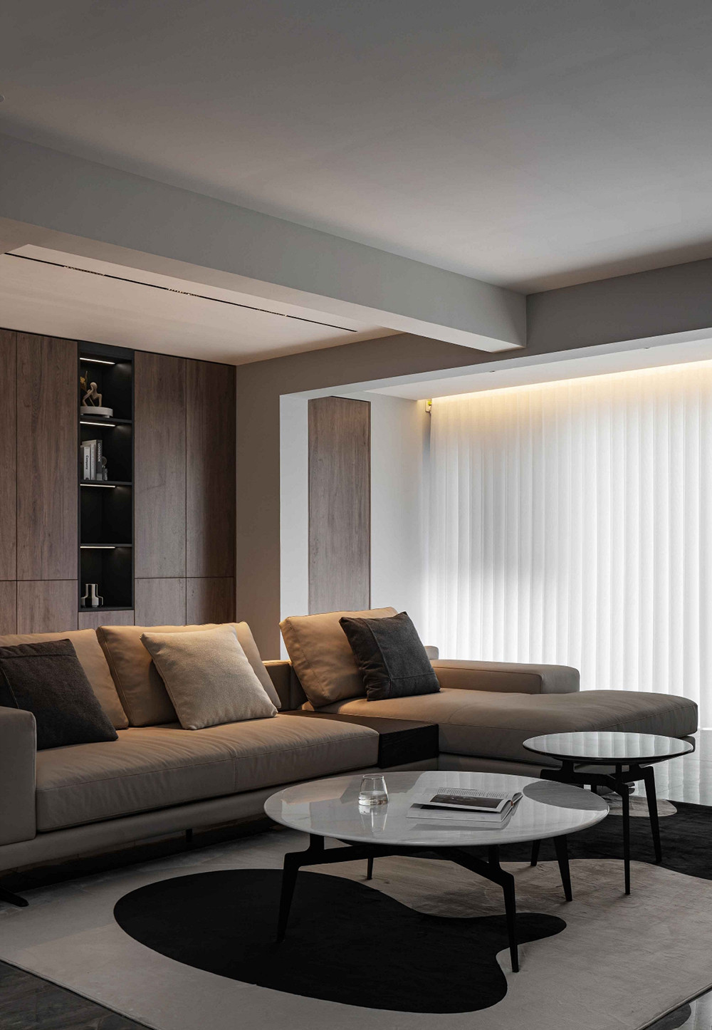 90平米轻奢风格三室客厅装修效果图，沙发创意设计图