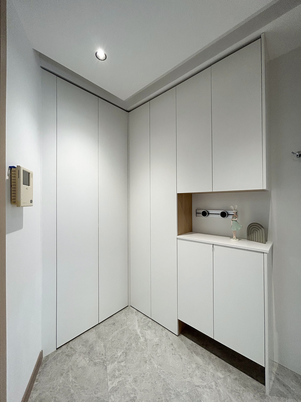 192平米现代简约风三室玄关装修效果图，玄关柜创意设计图