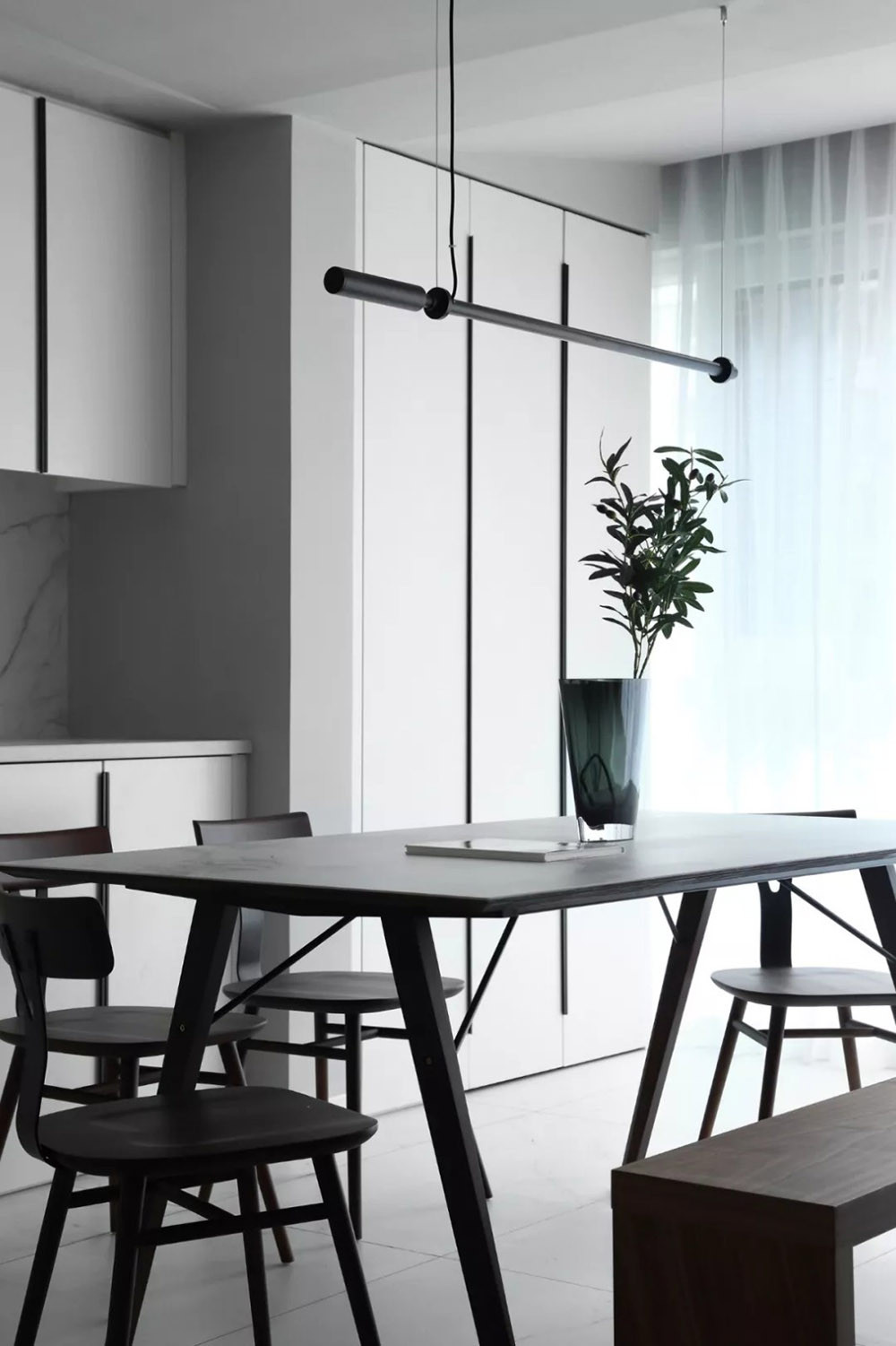 128平米现代简约风三室餐厅装修效果图，餐桌创意设计图