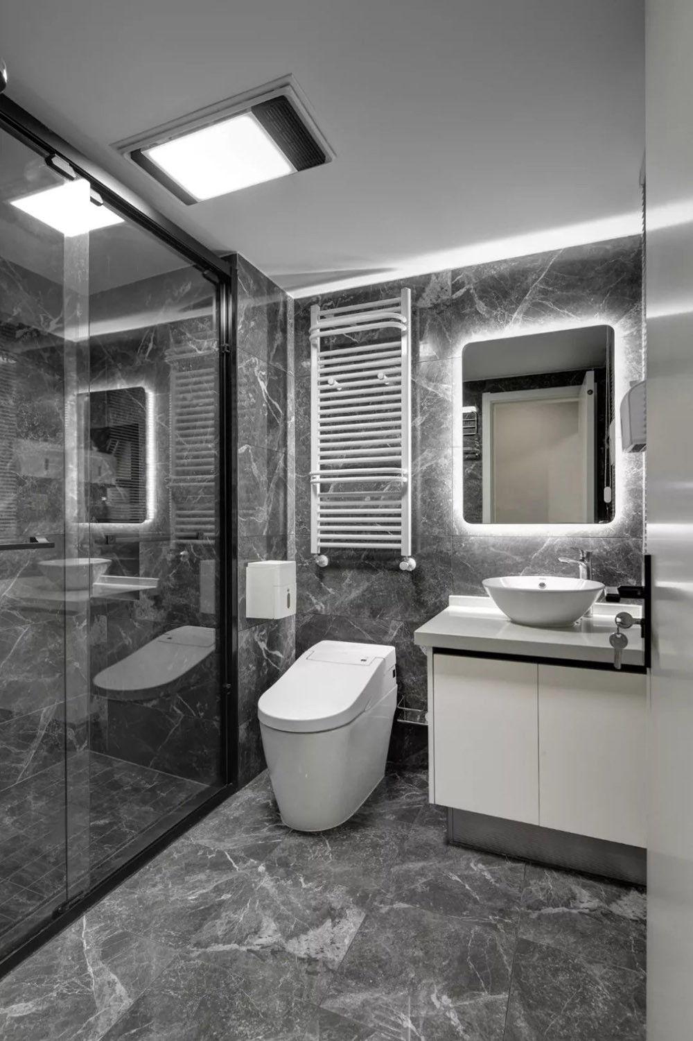 128平米现代简约风三室卫生间装修效果图，盥洗区创意设计图