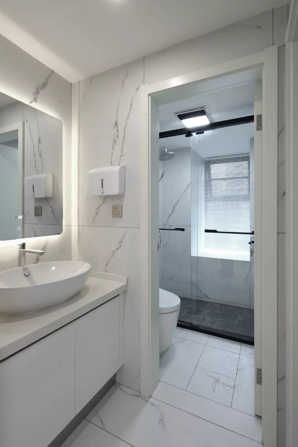 128平米现代简约风三室卫生间装修效果图，盥洗区创意设计图