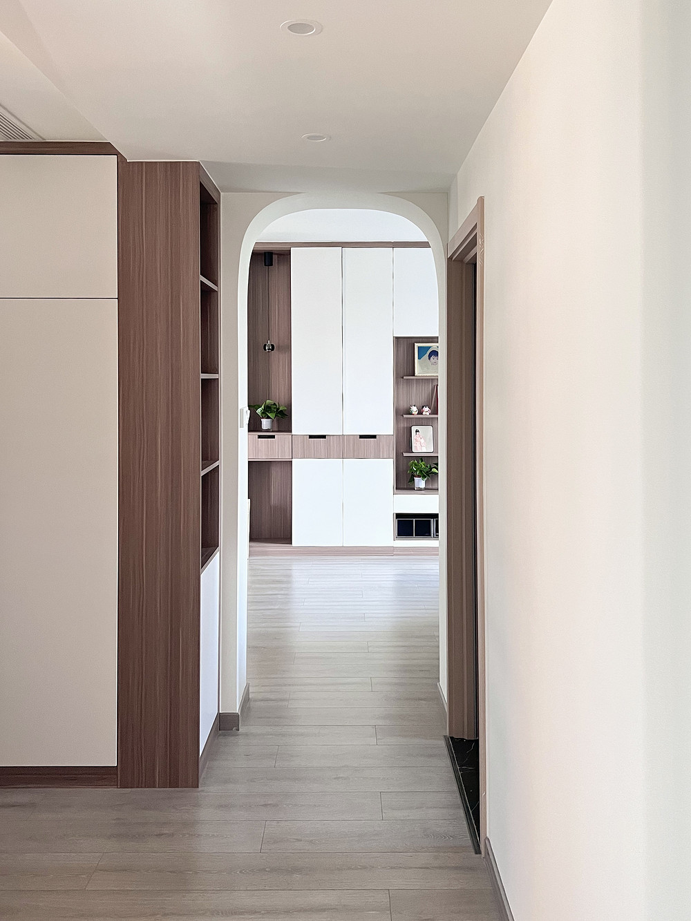 146平米现代简约风三室走廊装修效果图，软装创意设计图