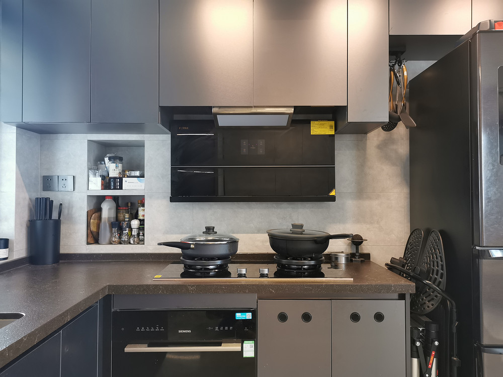 78平米轻奢风格三室厨房装修效果图，橱柜创意设计图