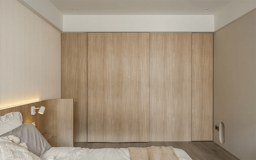 80平米现代简约风二室卧室装修效果图，衣柜创意设计图