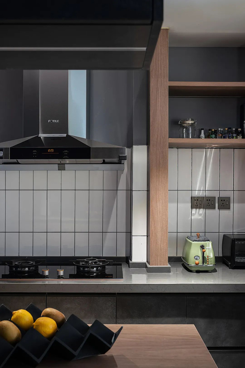 104平米现代简约风三室厨房装修效果图，橱柜创意设计图