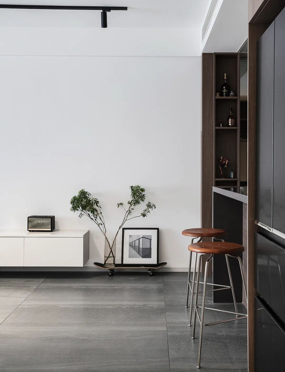 104平米现代简约风三室客厅装修效果图，收纳柜创意设计图