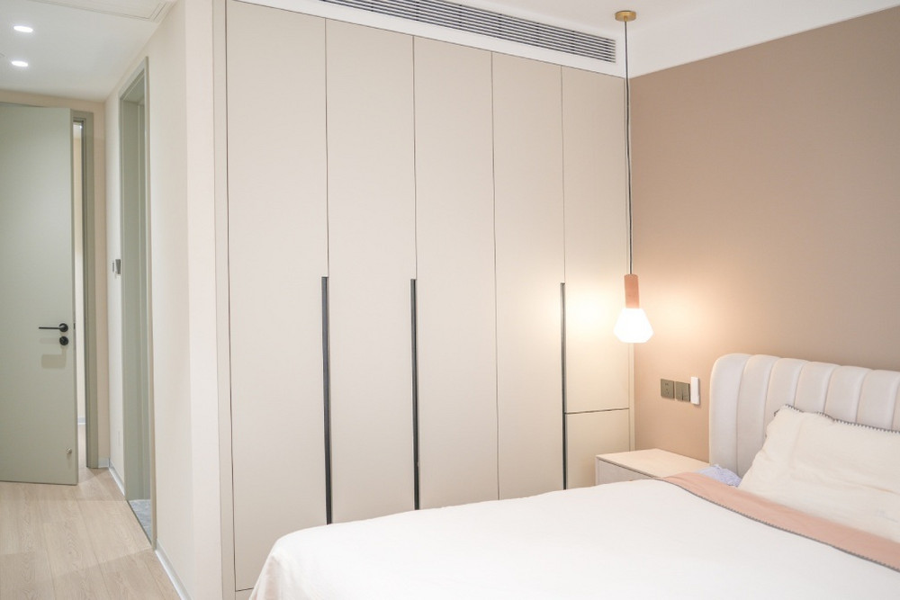 138平米现代简约风三室卧室装修效果图，软装创意设计图