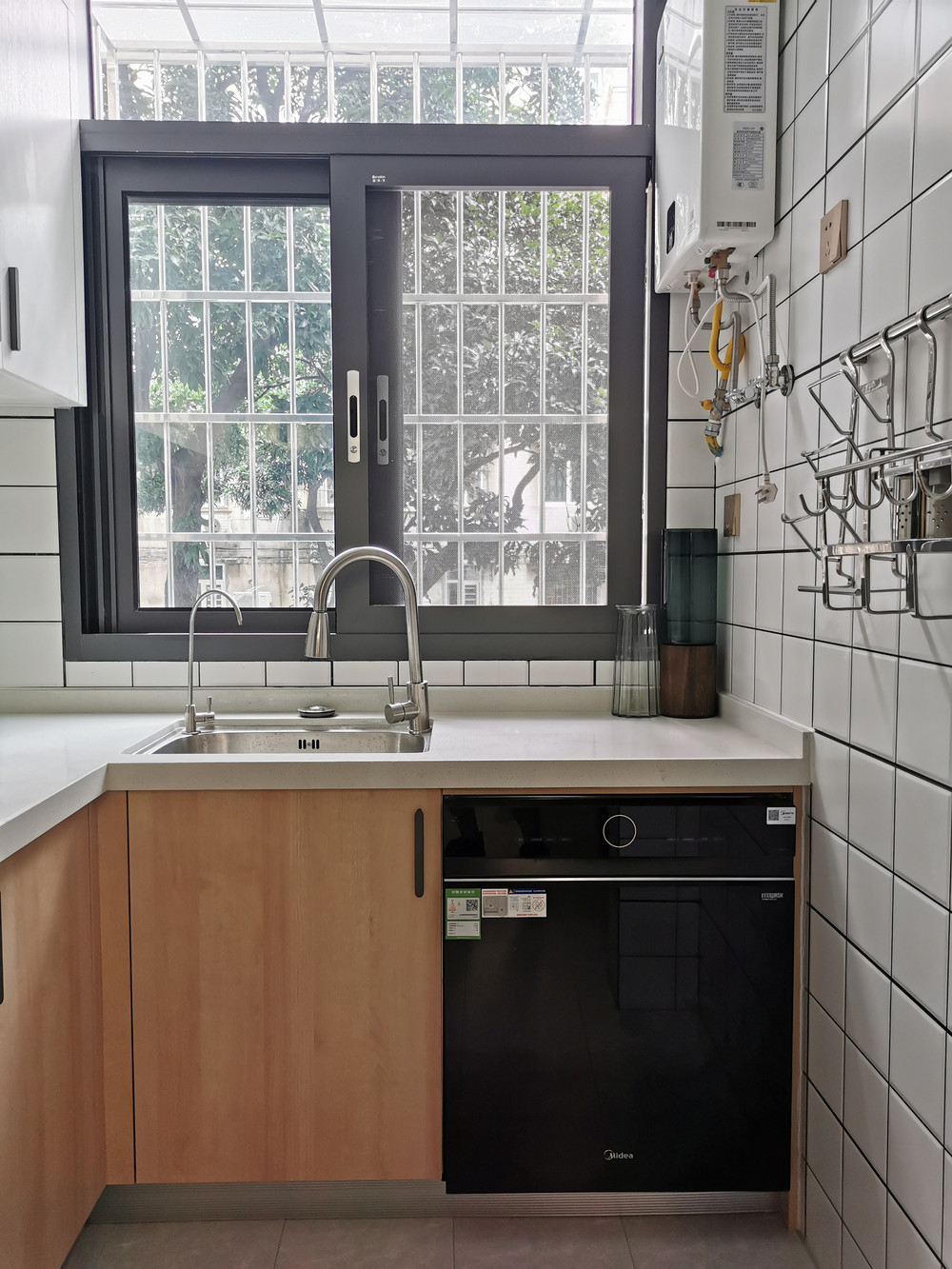 83平米现代简约风三室厨房装修效果图，盥洗区创意设计图