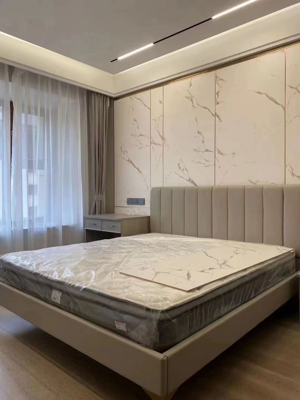 83平米现代简约风三室卧室装修效果图，软装创意设计图