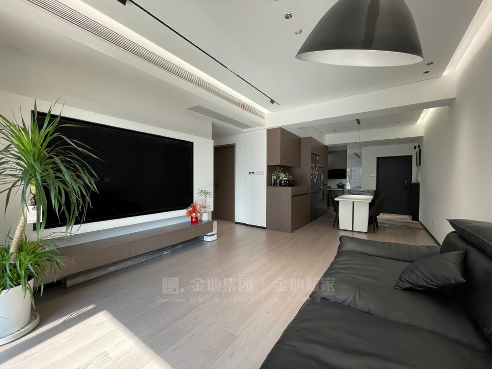 85平米现代简约风三室客厅装修效果图，电视墙创意设计图