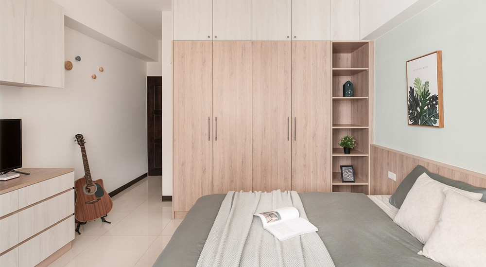 69平米北欧风格三室卧室装修效果图，衣柜创意设计图