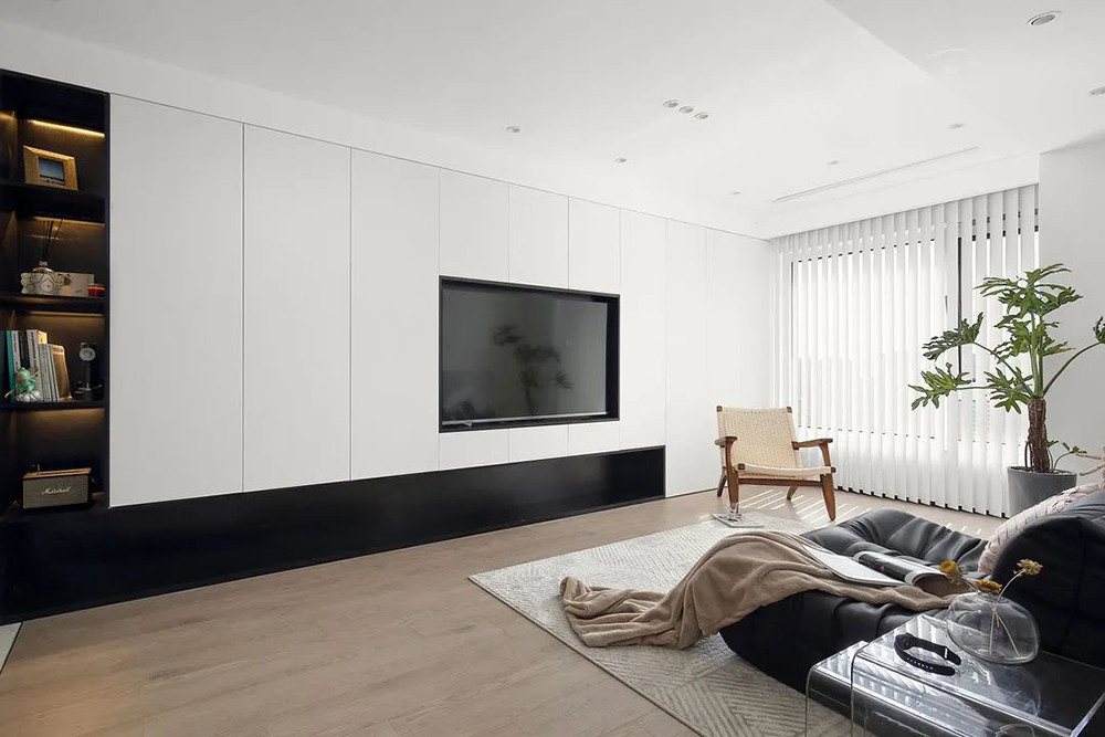 80平米现代简约风三室客厅装修效果图，电视墙创意设计图