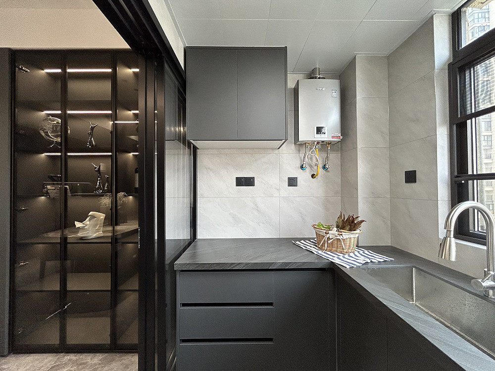 130平米现代简约风三室厨房装修效果图，置物柜创意设计图