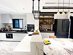 645平米现代简约风三室厨房装修效果图，墙面创意设计图