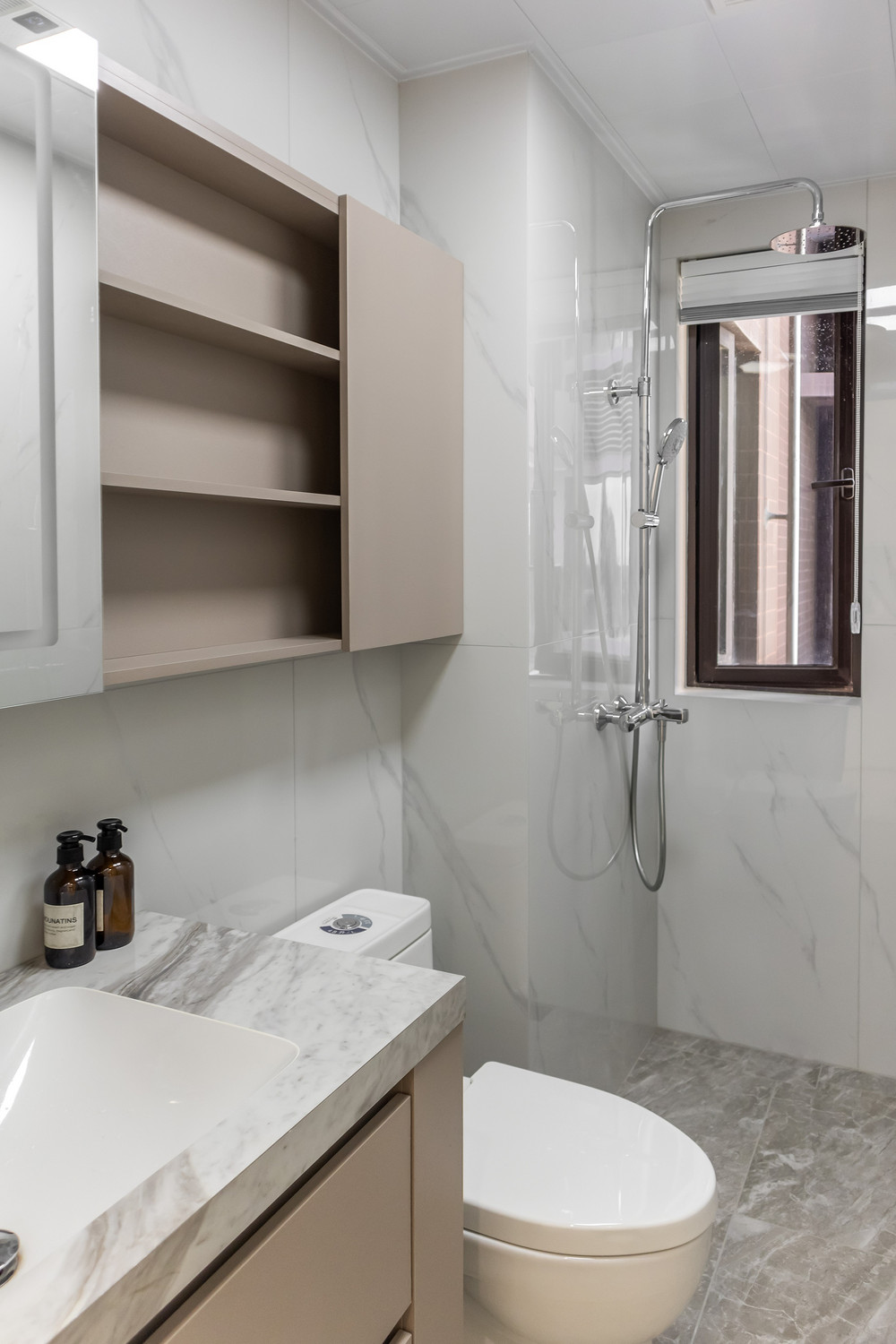 89平米现代简约风三室卫生间装修效果图，盥洗区创意设计图