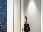 101平米现代简约风三室衣帽间装修效果图，墙面创意设计图