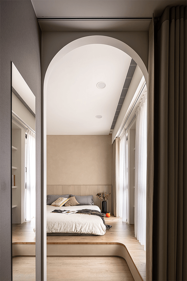 85平米现代简约风三室卧室装修效果图，飘窗创意设计图