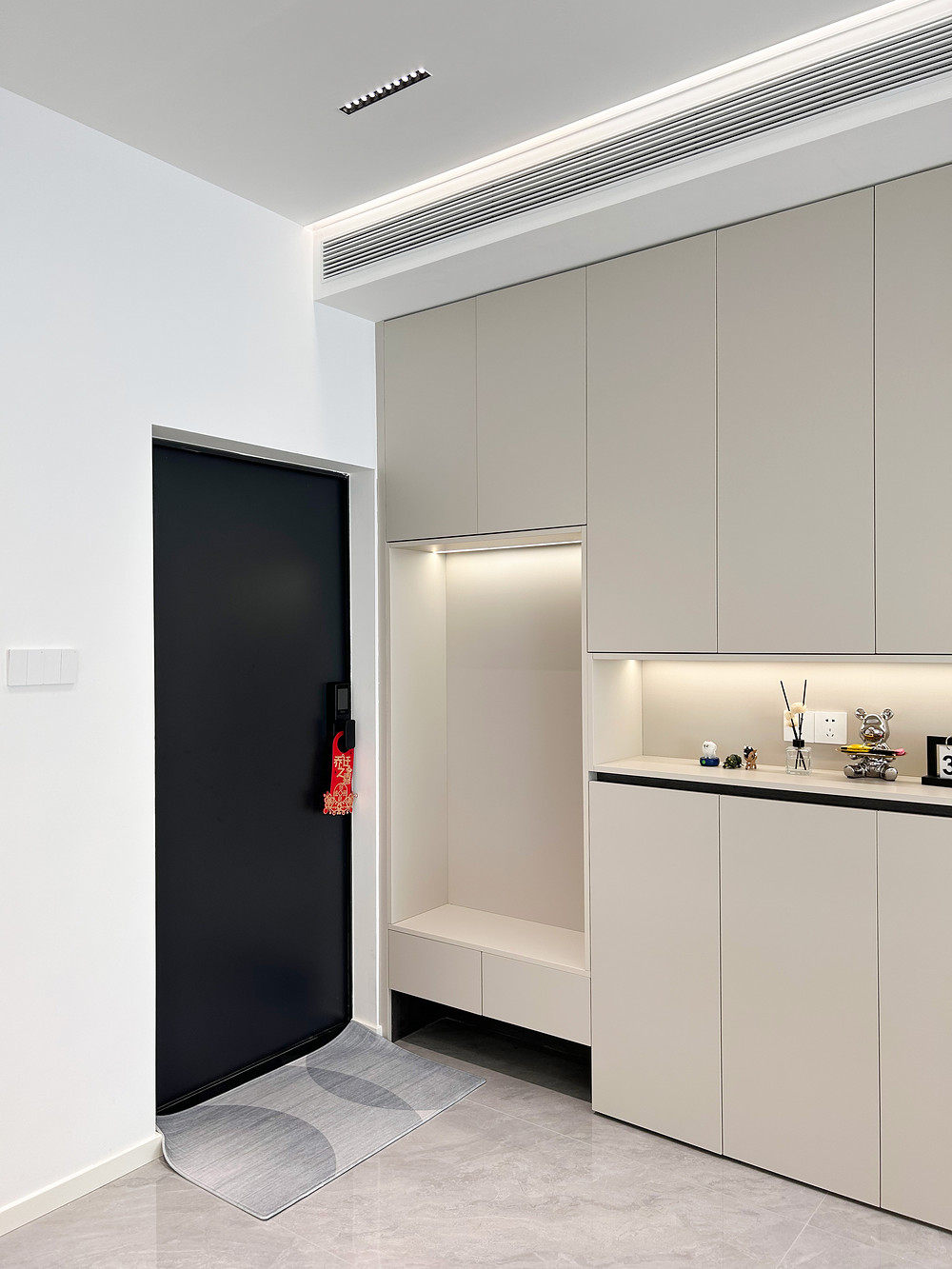 165平米现代简约风三室玄关装修效果图，置物柜创意设计图