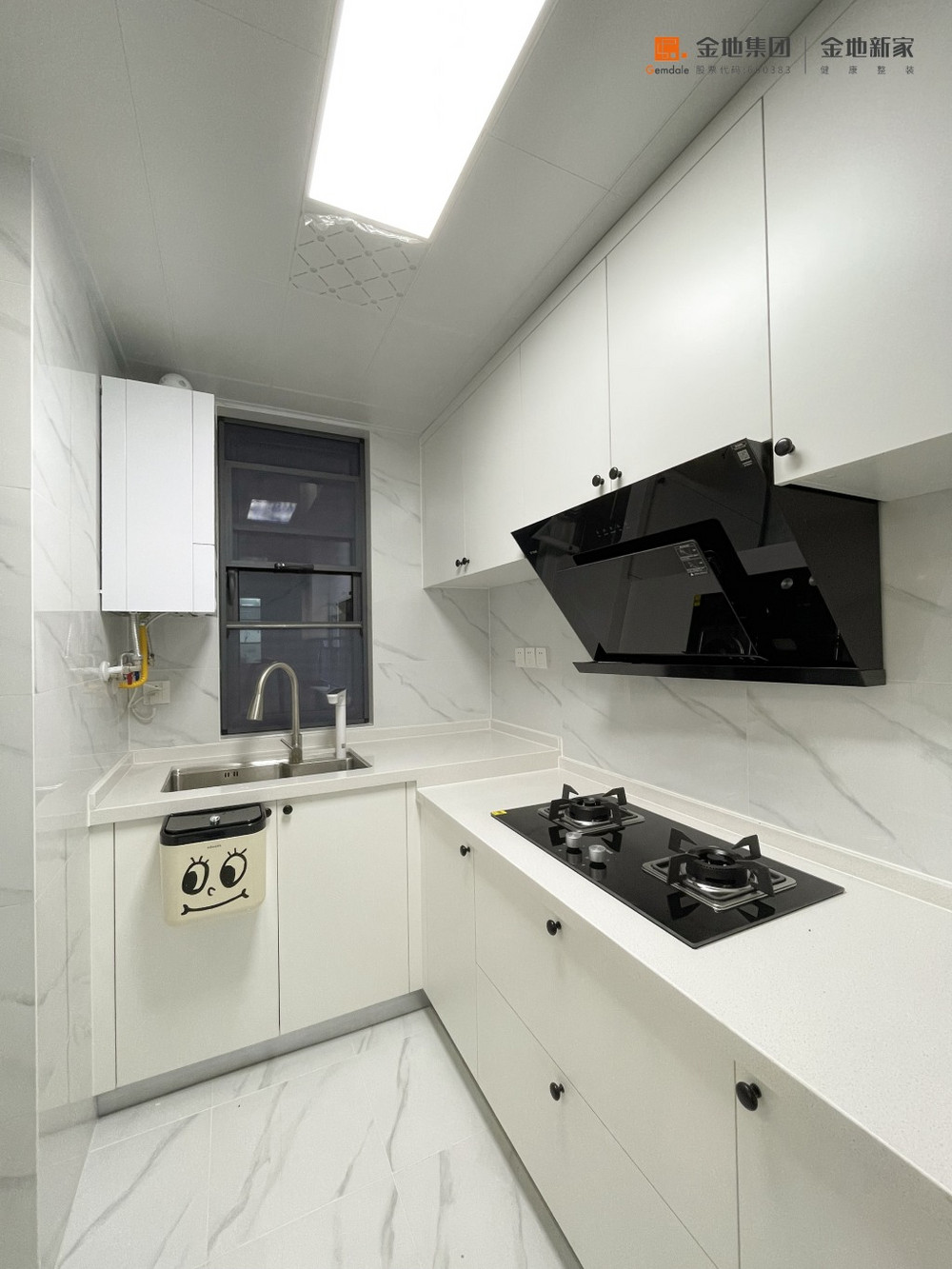 105平米混搭风格三室厨房装修效果图，橱柜创意设计图