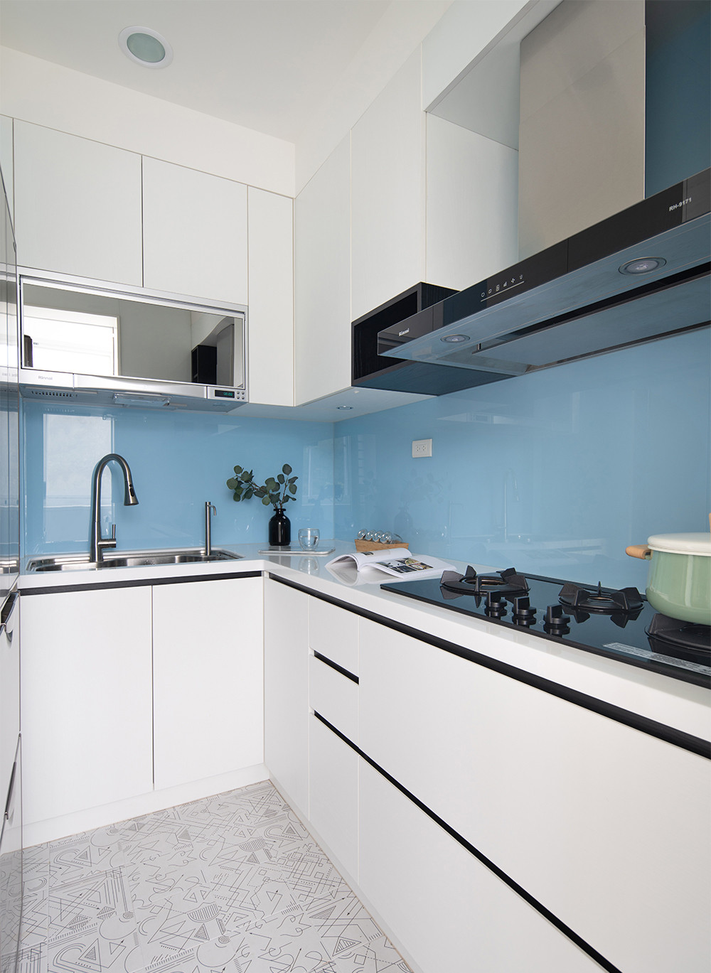 94平米北欧风格三室厨房装修效果图，橱柜创意设计图