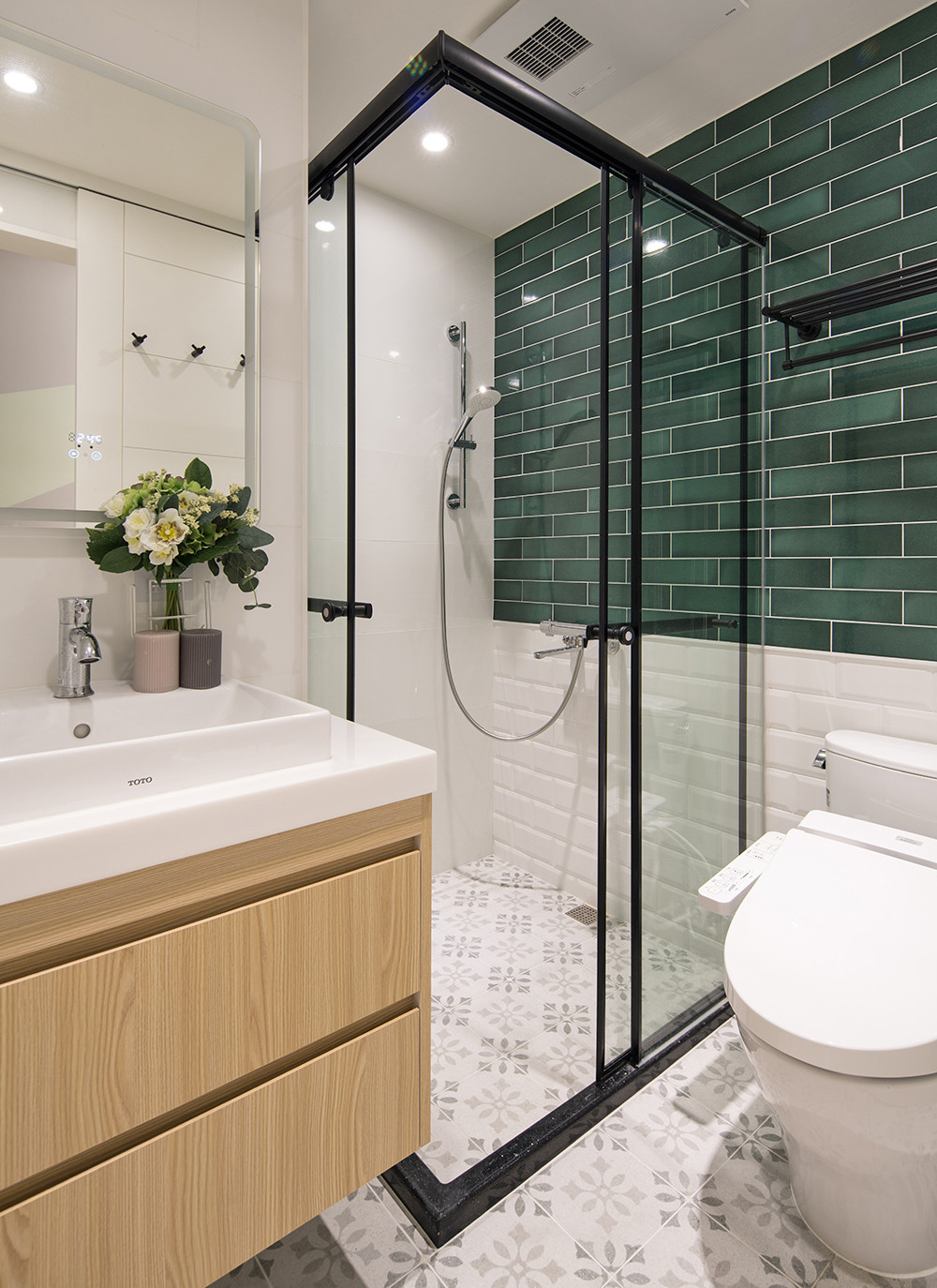 94平米北欧风格三室卫生间装修效果图，盥洗区创意设计图