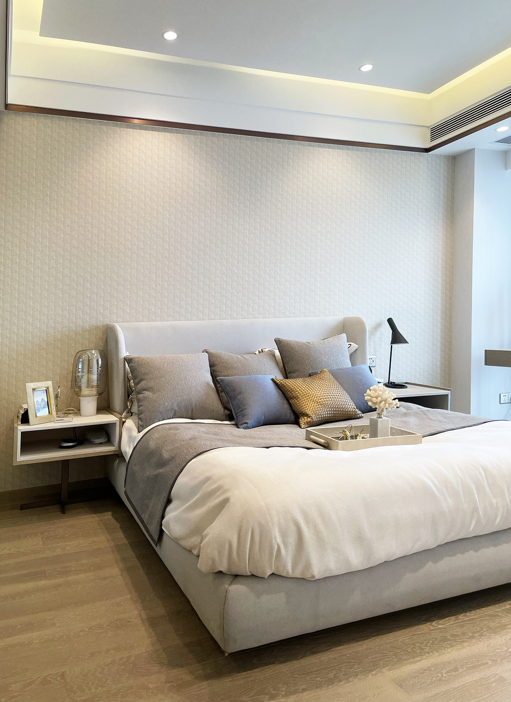 79平米轻奢风格三室卧室装修效果图，软装创意设计图