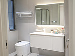 139平米现代简约风三室卫生间装修效果图，盥洗区创意设计图