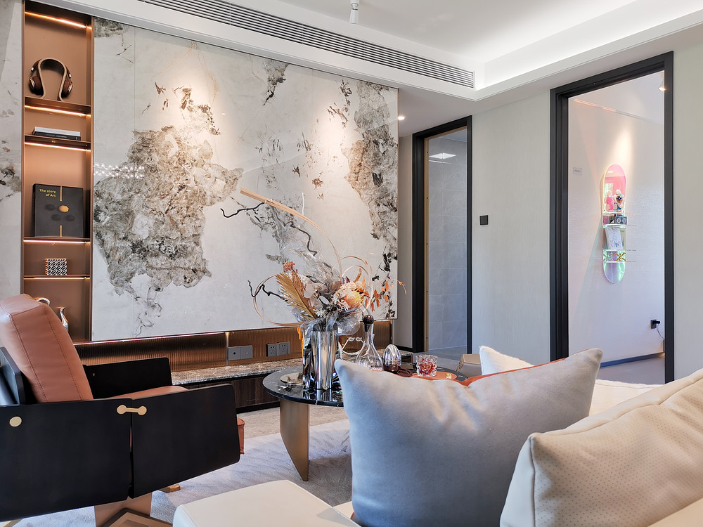 106平米轻奢风格三室客厅装修效果图，墙面创意设计图