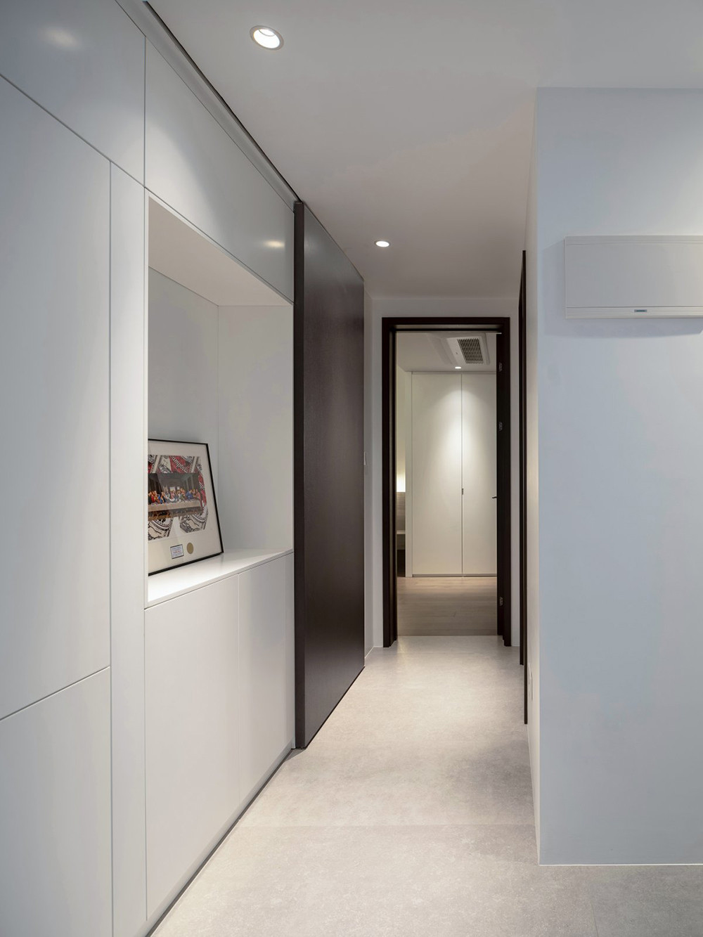 97平米现代简约风三室走廊装修效果图,收纳柜创意设计图