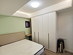 75平米现代简约风二室卧室装修效果图，墙面创意设计图