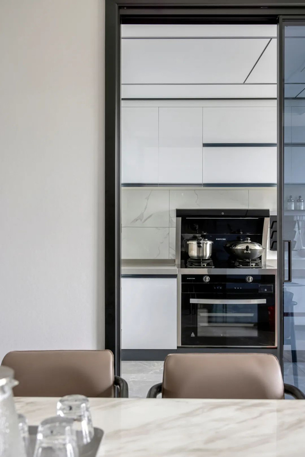 159平米现代简约风四室厨房装修效果图，橱柜创意设计图