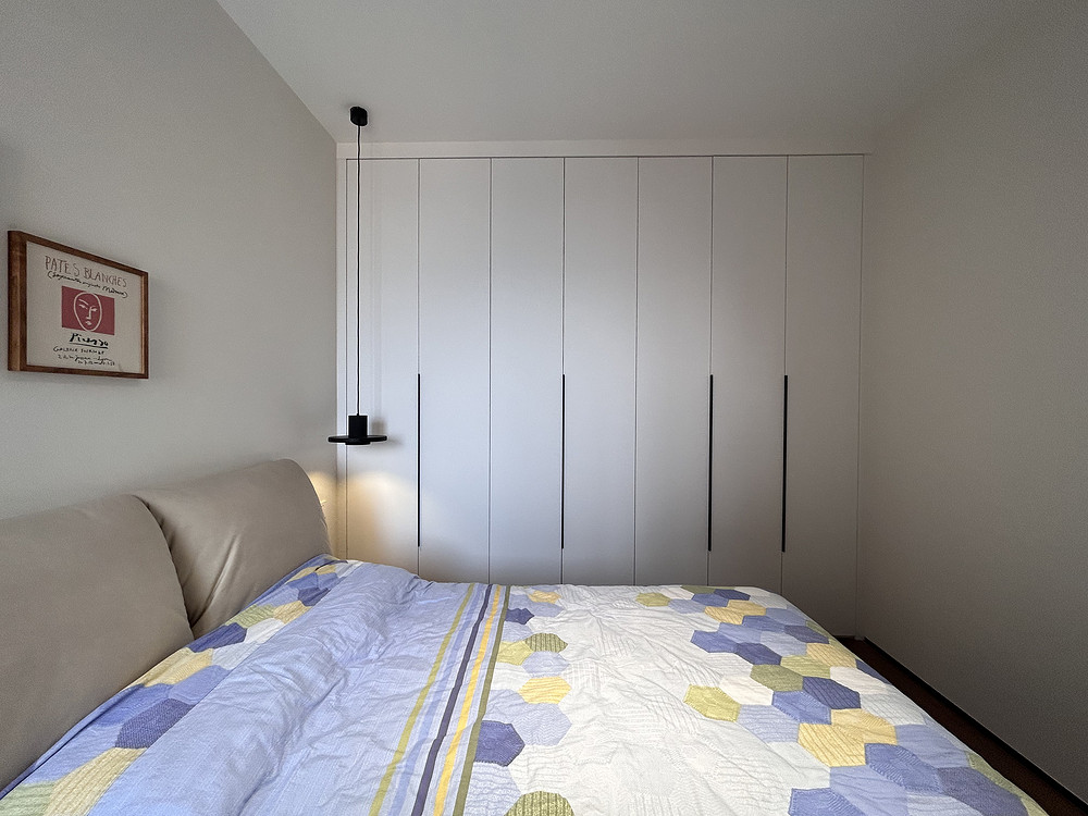 90平米现代简约风二室卧室装修效果图，软装创意设计图