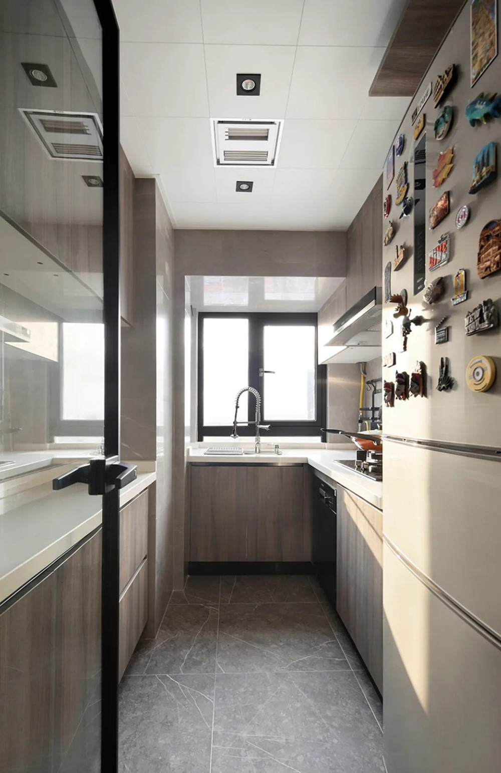 130平米现代简约风四室厨房装修效果图，橱柜创意设计图