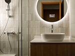85平米现代简约风三室卫生间装修效果图，盥洗区创意设计图