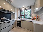 135平米轻奢风格三室厨房装修效果图，橱柜创意设计图