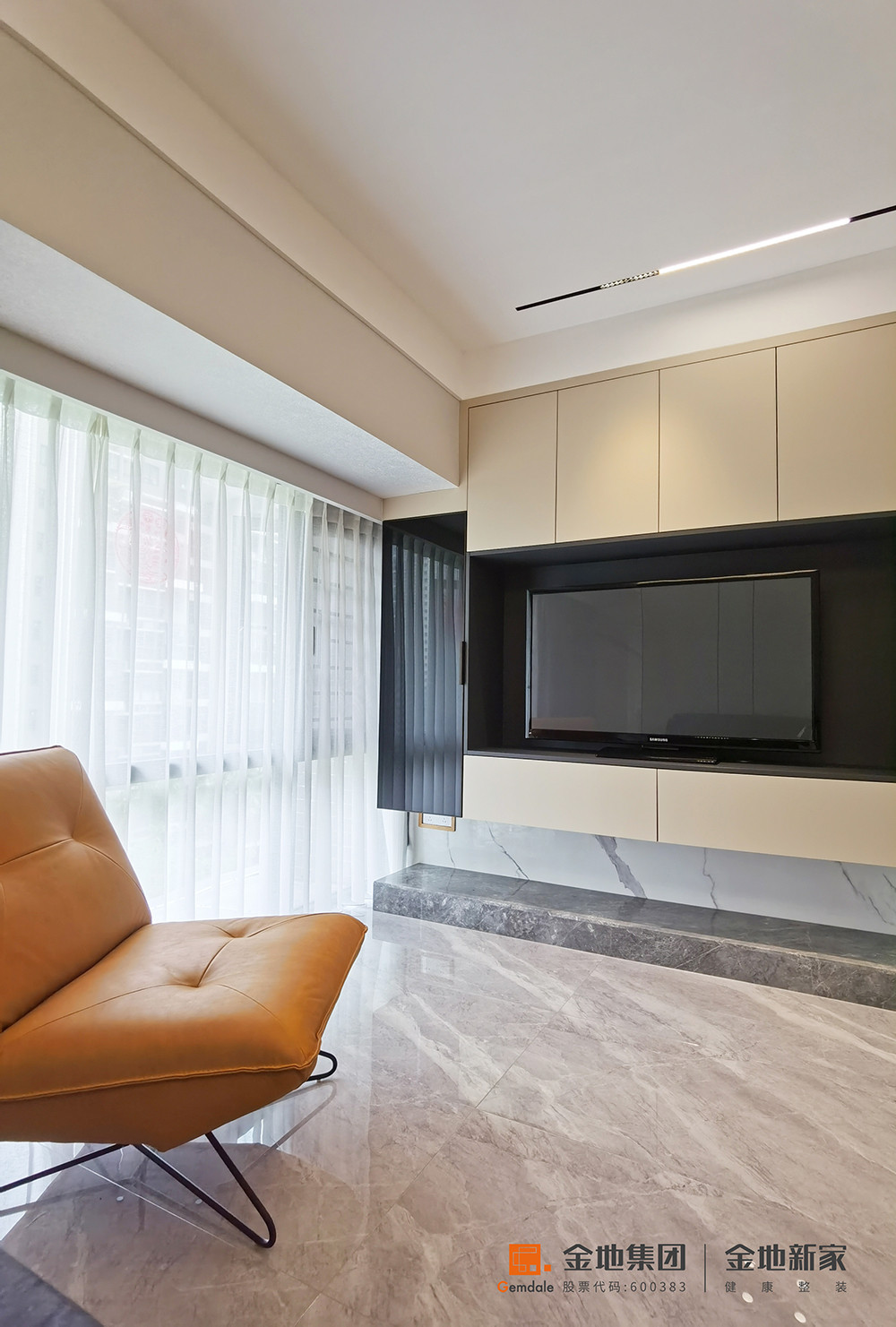 80平米轻奢风格三室客厅装修效果图，置物柜创意设计图