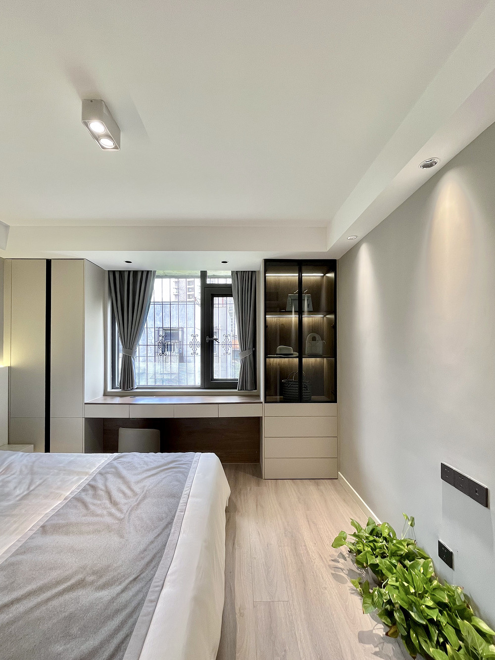 74平米现代简约风三室卧室装修效果图，收纳柜创意设计图