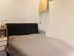 104平米日式风格二室卧室装修效果图，软装创意设计图