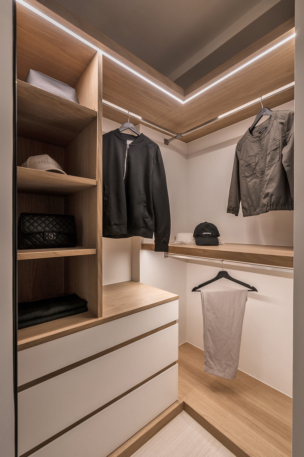 82平米现代简约风三室衣帽间装修效果图，衣柜创意设计图